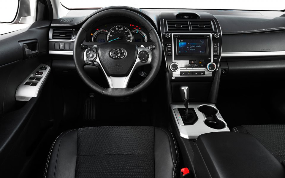2013-Toyota-Camry-SE-interior.jpg