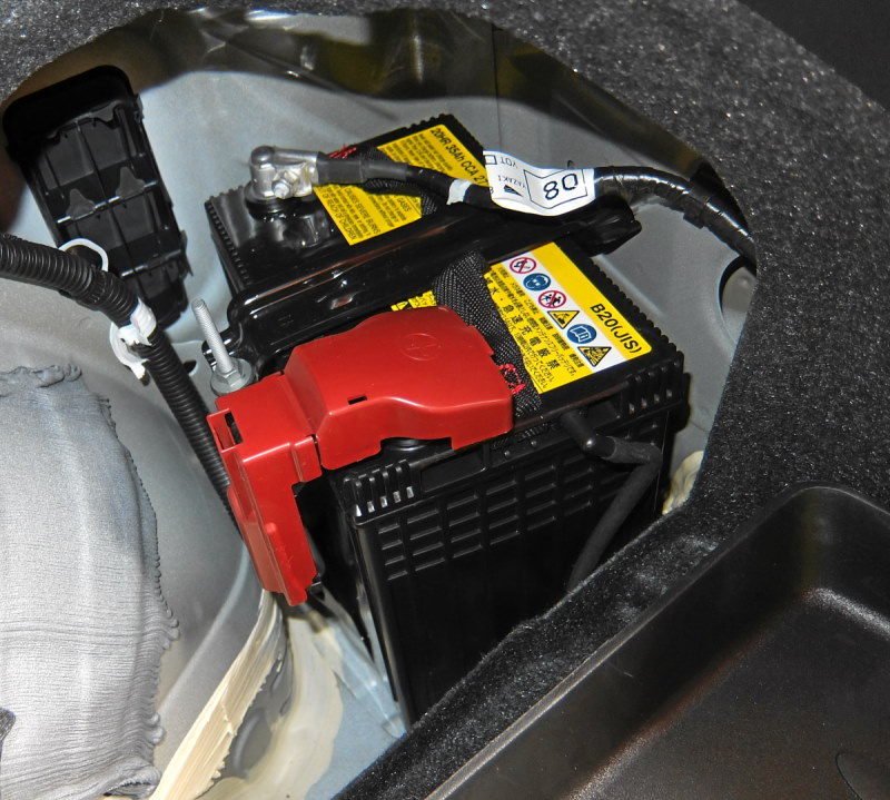 Auris hybrid 12v battery.JPG