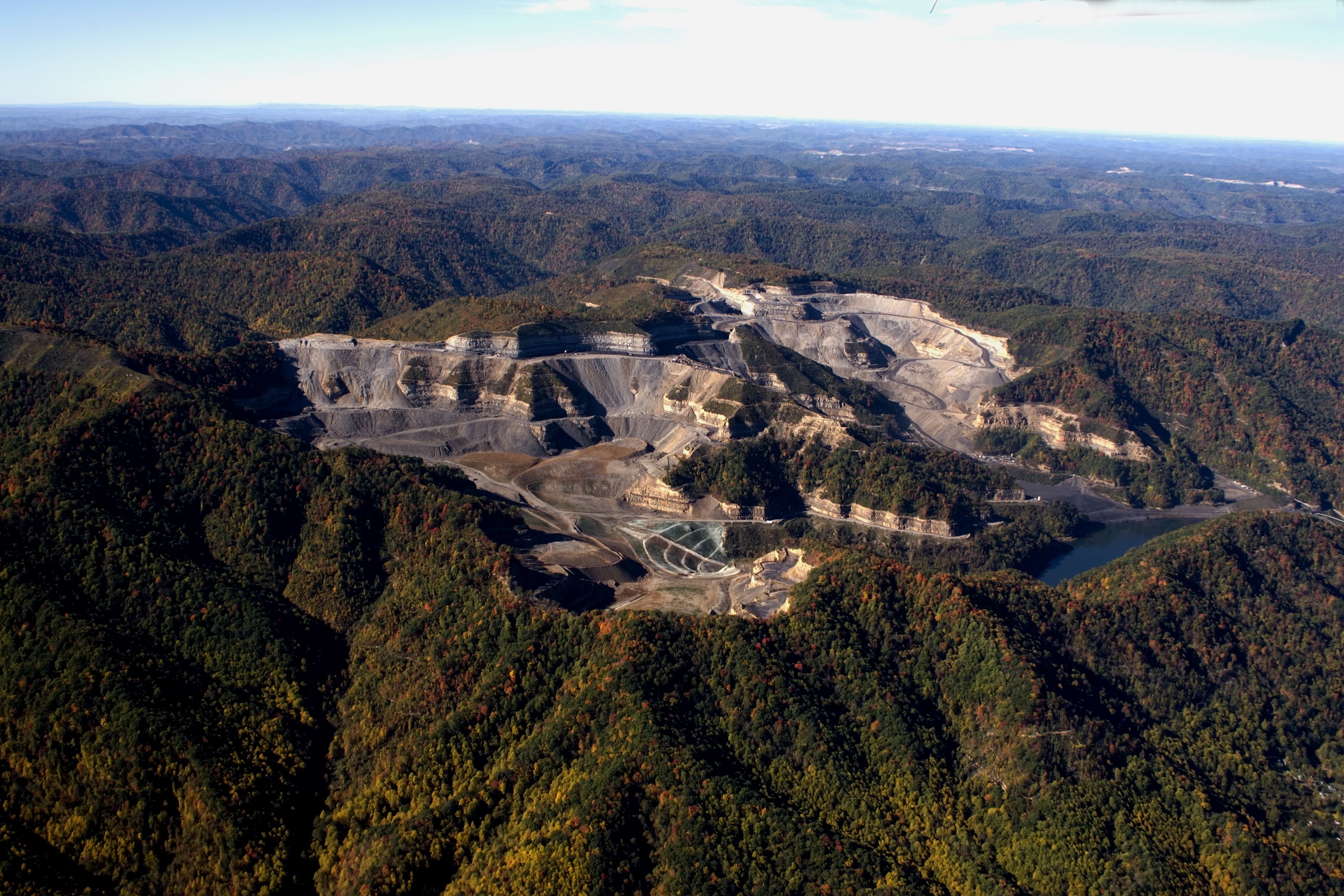 Mining mountain. Горы Аппалачи Западная Вирджиния. Аппалачи угольный бассейн. Аппалачский каменноугольный бассейн. Аппалачский угольный бассейн в США.